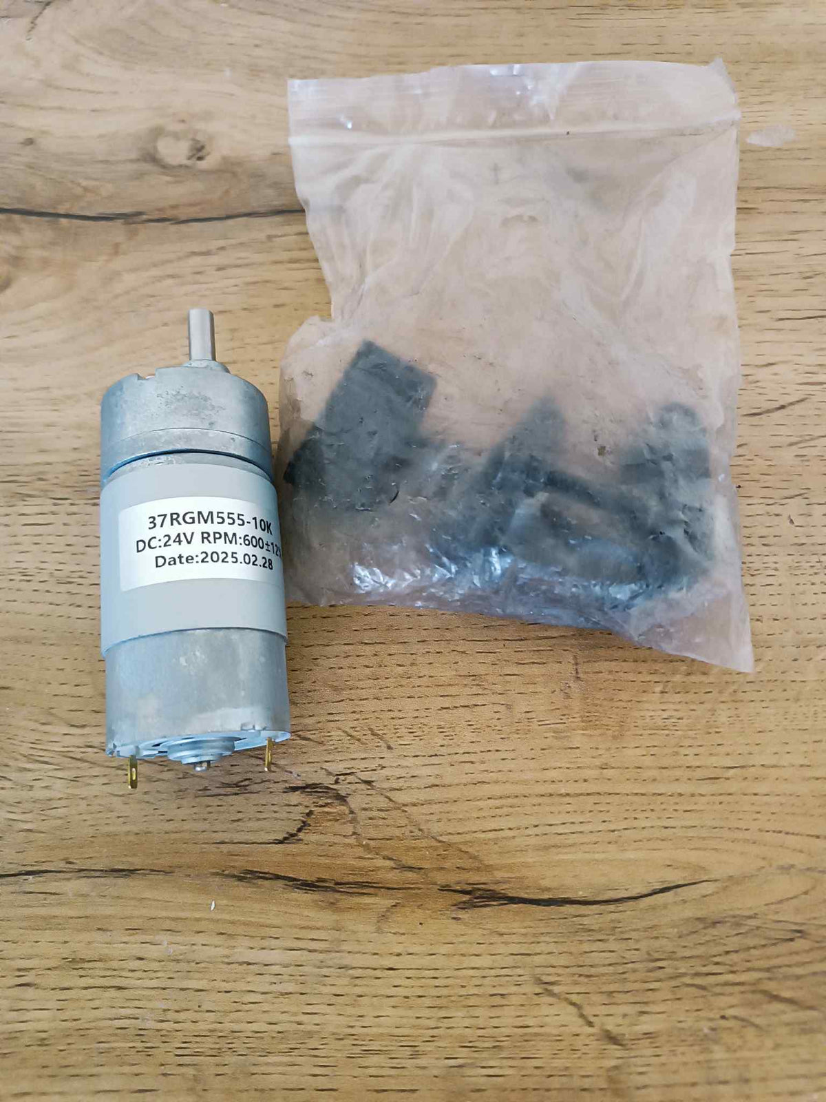 DC převodový motor 37RGM555-10K, 24V, 600 ot./min – silný motor pro robotiku a projekty