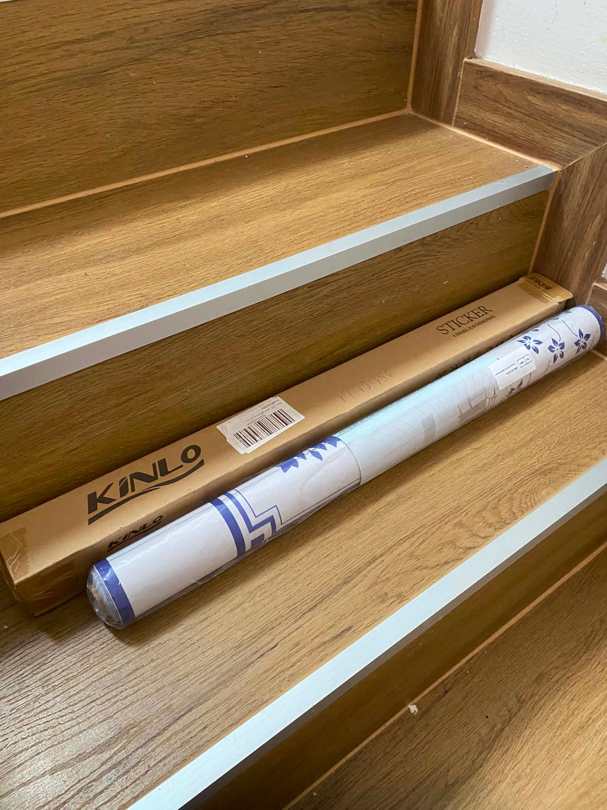 Samolepicí nábytková fólie Kinlo 500 × 61 cm – bílá s modrými květy