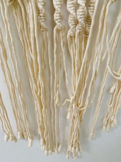 Macramé nástěnná dekorace z bavlněných přízí s dřevěným kolíkem