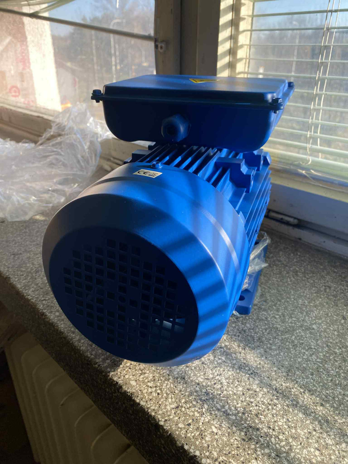 Jednofázový elektromotor 2,2 kW (drobné kosmetické nedostatky)
