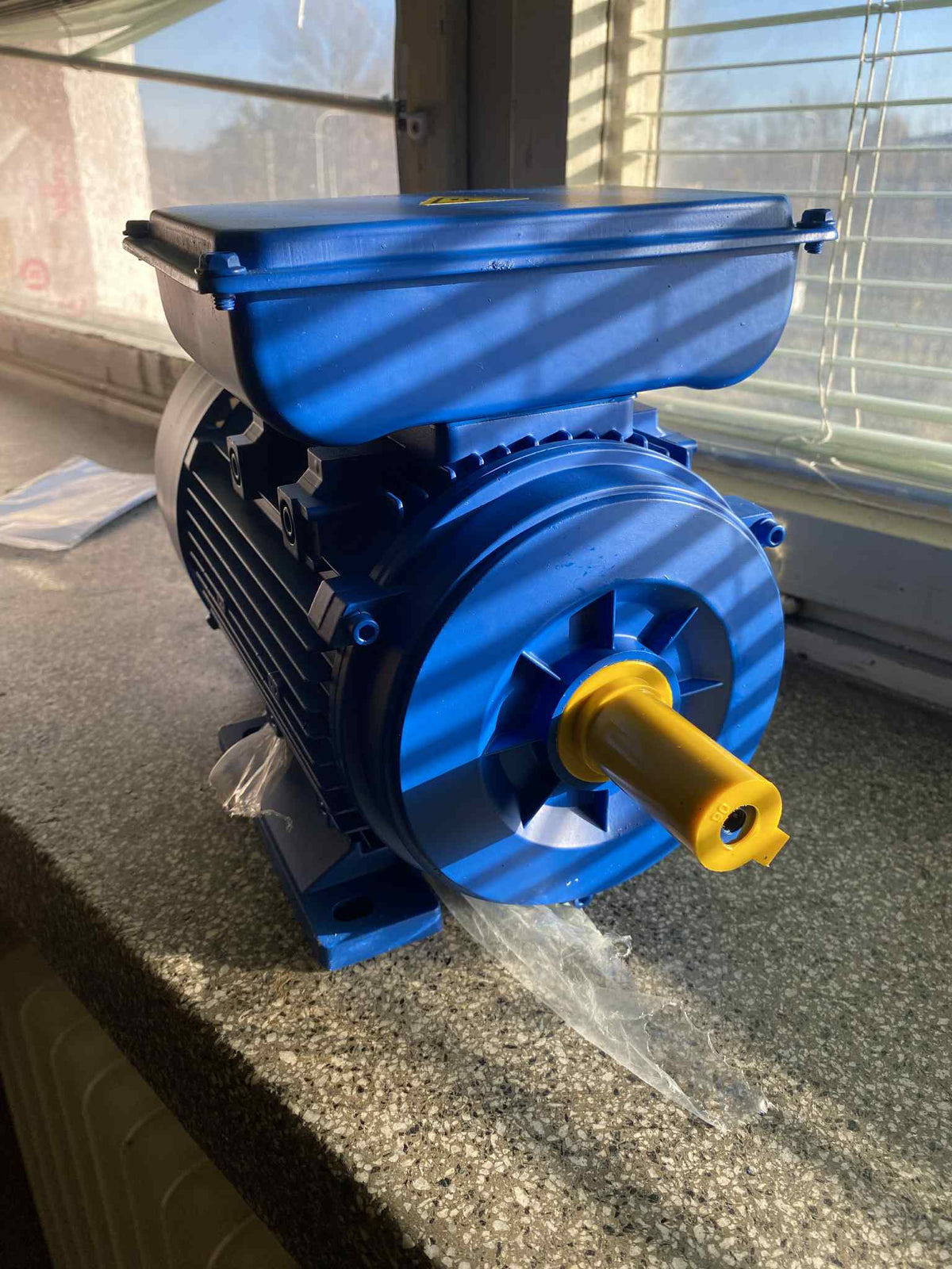 Jednofázový elektromotor 2,2 kW (drobné kosmetické nedostatky)