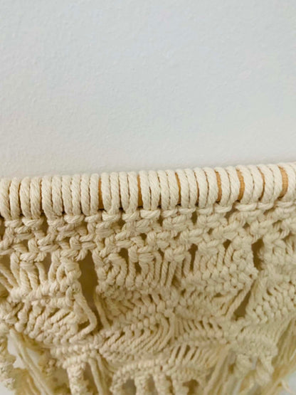 Macramé nástěnná dekorace z bavlněných přízí s dřevěným kolíkem