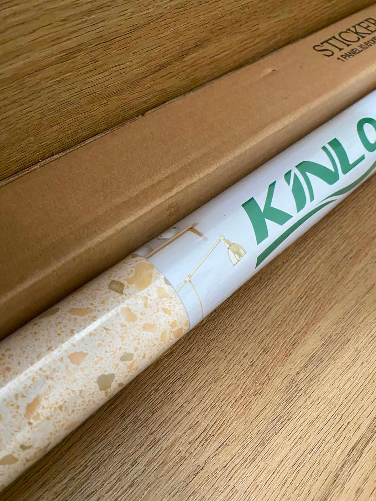 Samolepicí nábytková fólie Kinlo 500 × 61 cm – béžový kámen