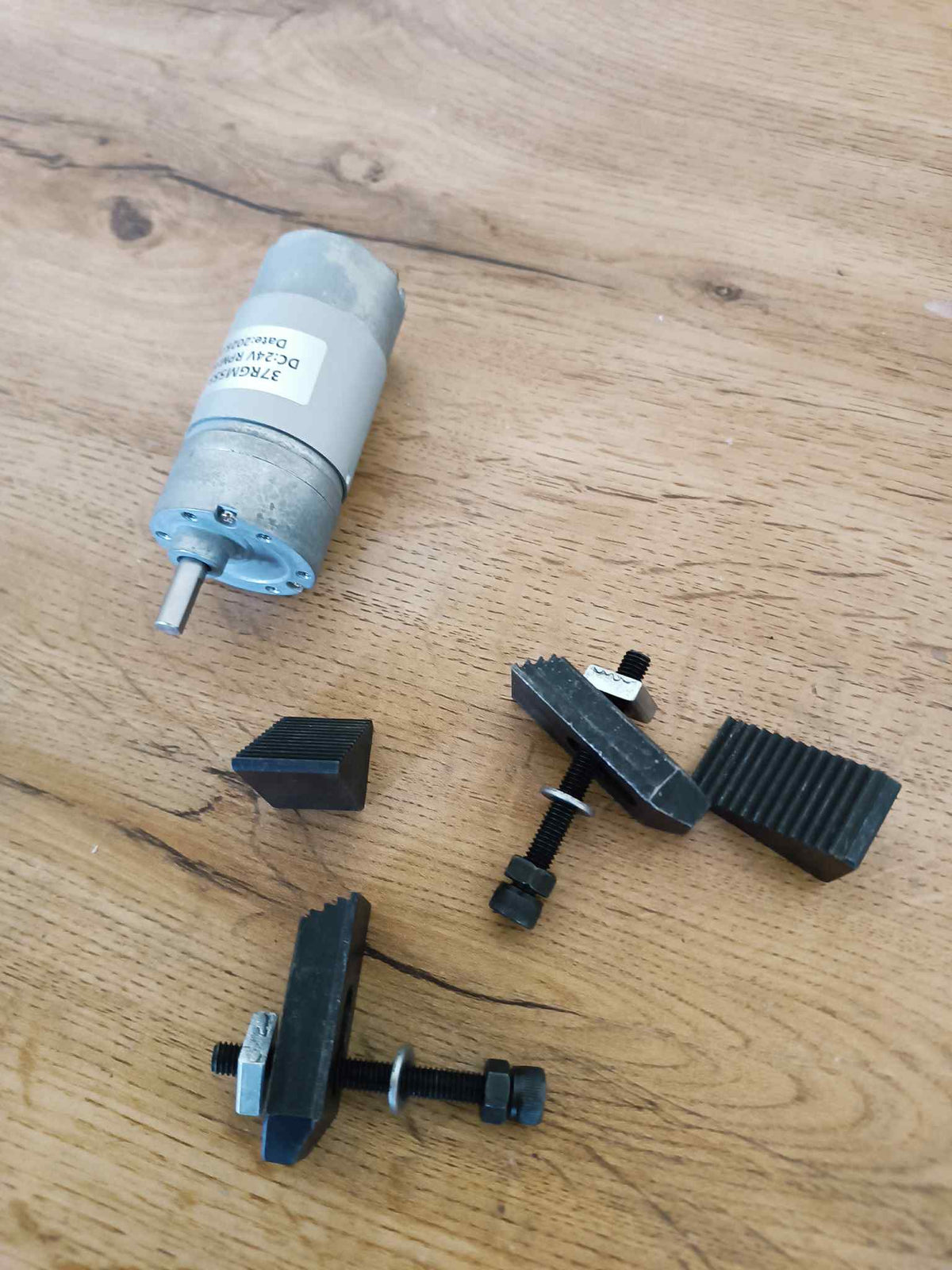 DC převodový motor 37RGM555-10K, 24V, 600 ot./min – silný motor pro robotiku a projekty