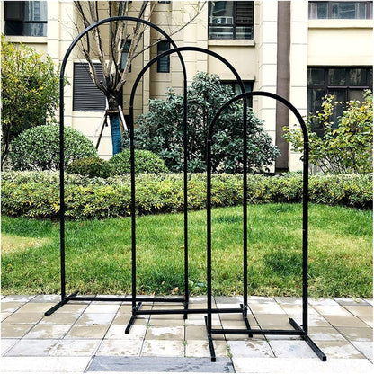 Černý dekorativní oblouk na balónky, květiny