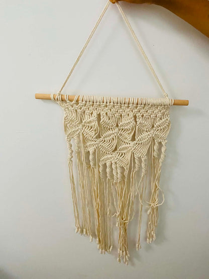 Macramé nástěnná dekorace z bavlněných přízí s dřevěným kolíkem