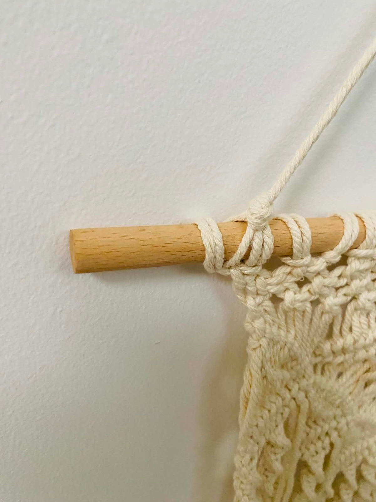 Macramé nástěnná dekorace z bavlněných přízí s dřevěným kolíkem