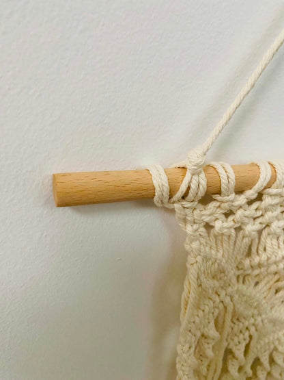 Macramé nástěnná dekorace z bavlněných přízí s dřevěným kolíkem