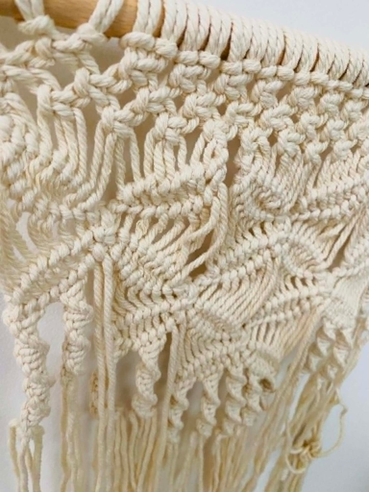 Macramé nástěnná dekorace z bavlněných přízí s dřevěným kolíkem