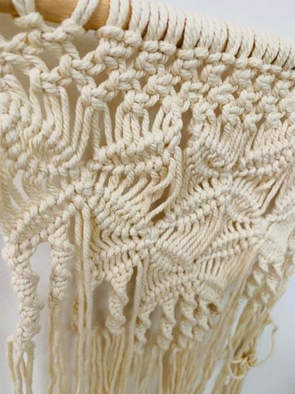 Macramé nástěnná dekorace z bavlněných přízí s dřevěným kolíkem