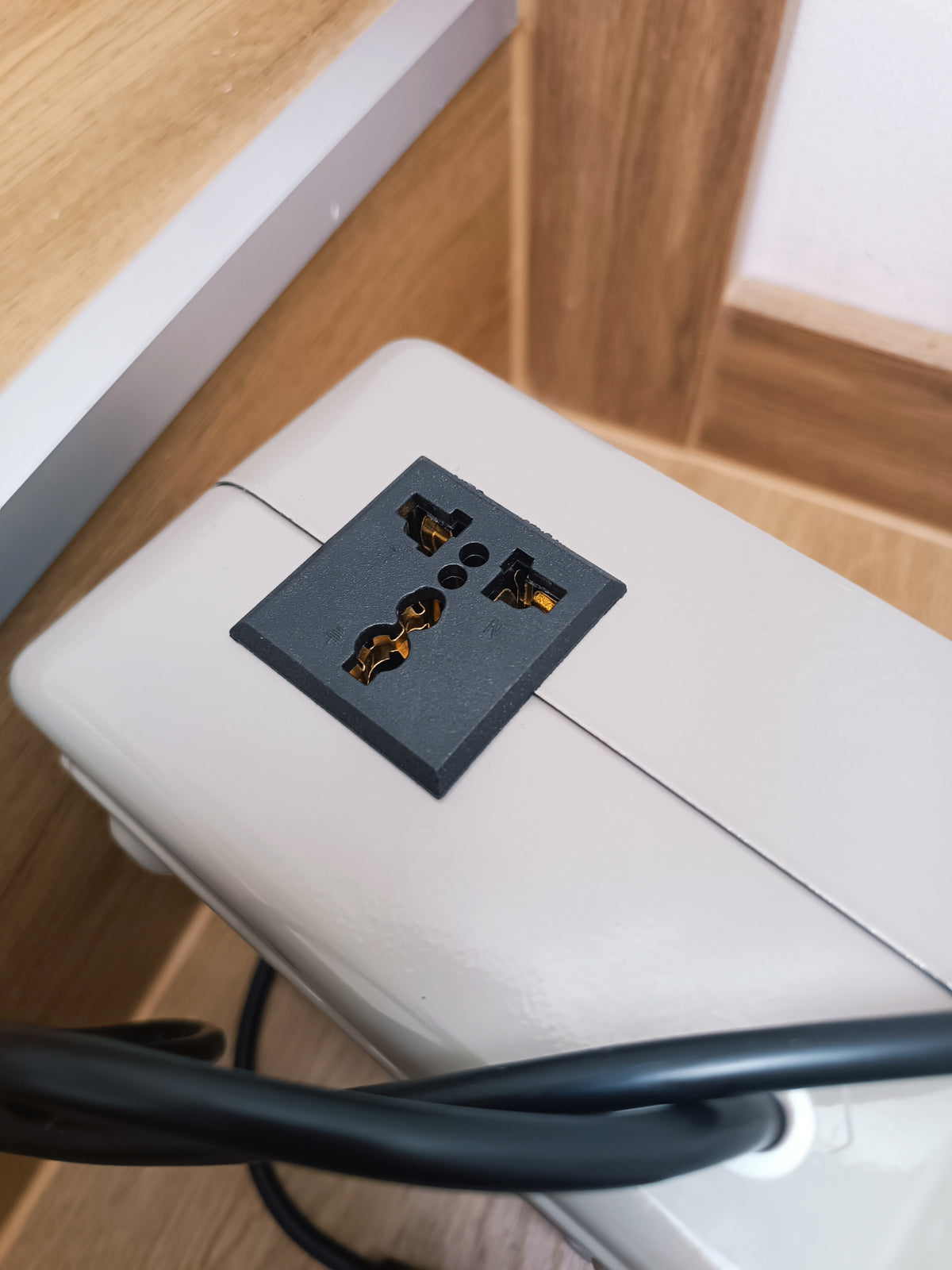 2000VA transformátor - 220V–250V na 100V–120V, 50/60Hz
