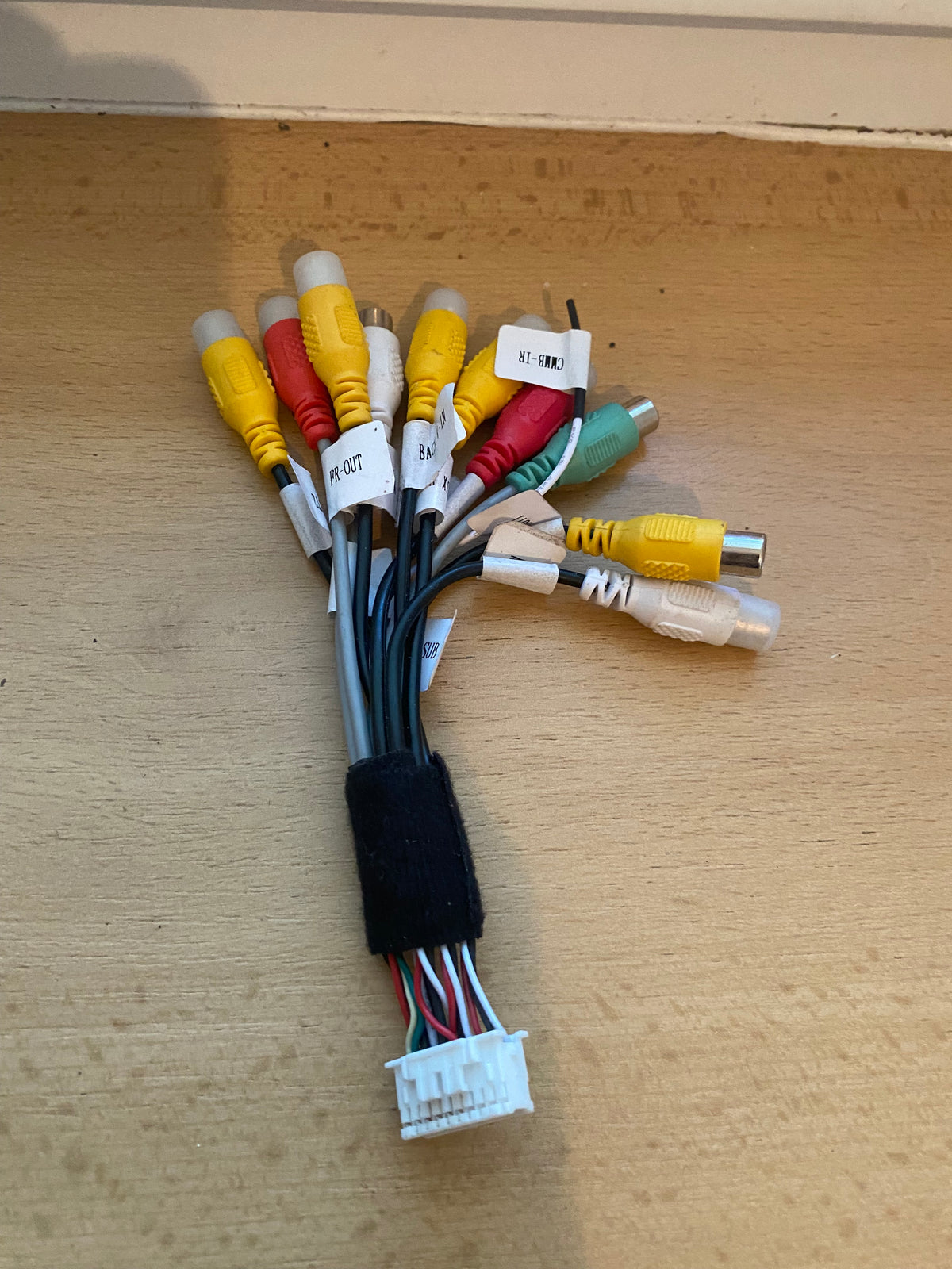 20 PIN konektor pro autorádia - 10 RCA