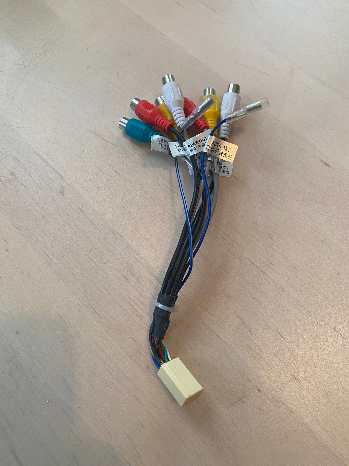 7 RCA svazek pro 2DIN autorádia s hranatým 20 PIN konektorem