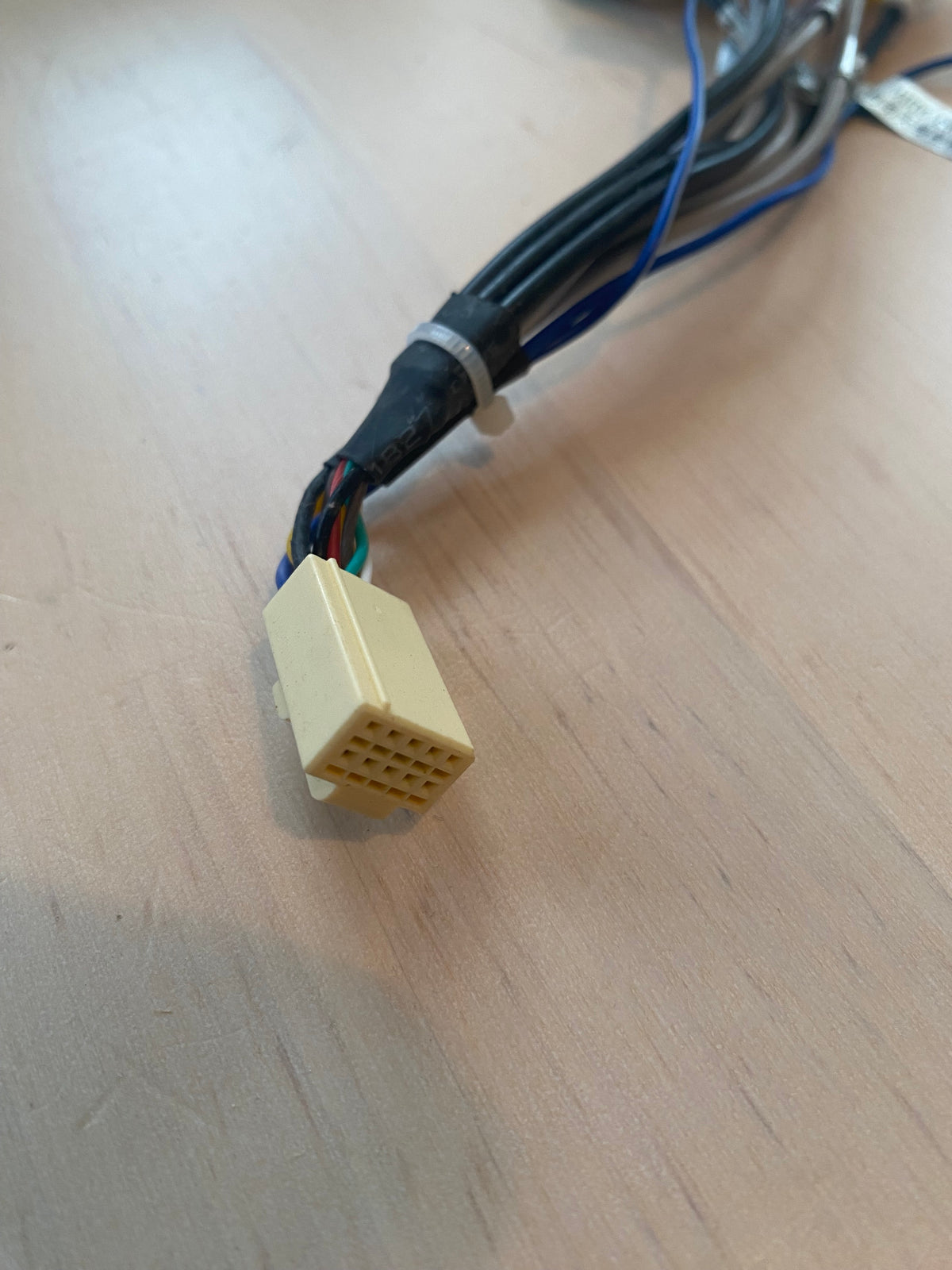 7 RCA svazek pro 2DIN autorádia s hranatým 20 PIN konektorem