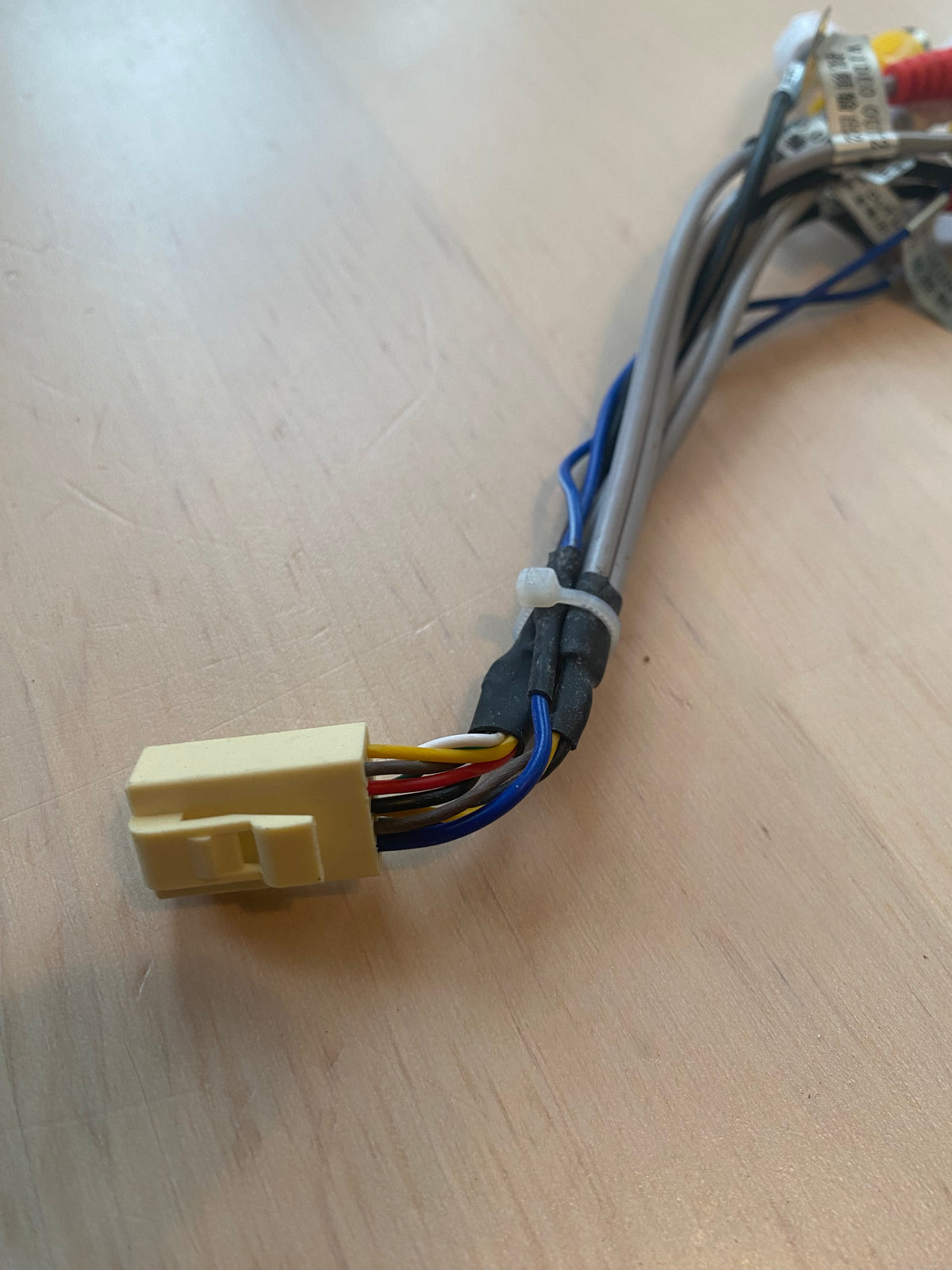 7 RCA svazek pro 2DIN autorádia s hranatým 20 PIN konektorem