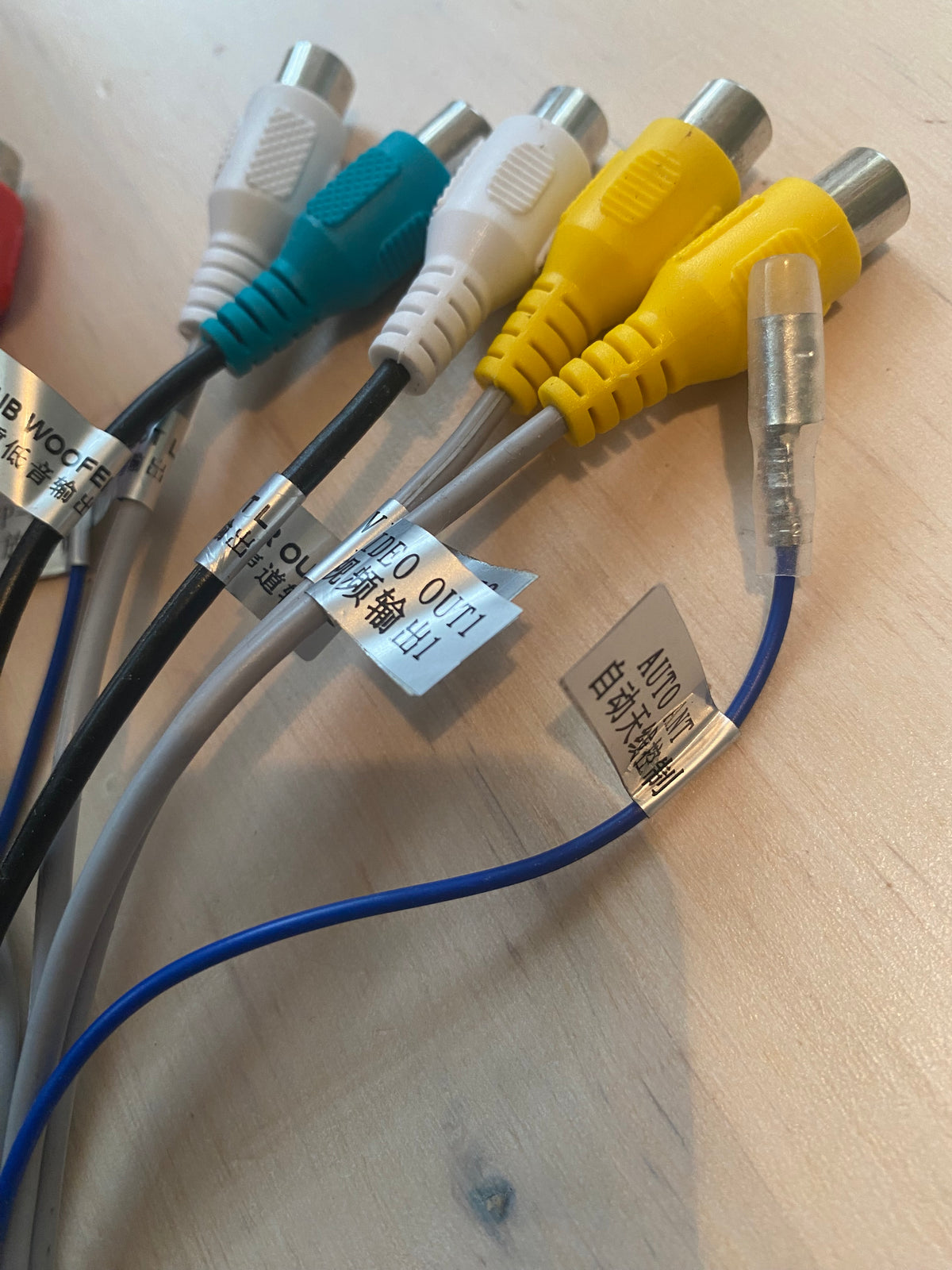 7 RCA svazek pro 2DIN autorádia s hranatým 20 PIN konektorem