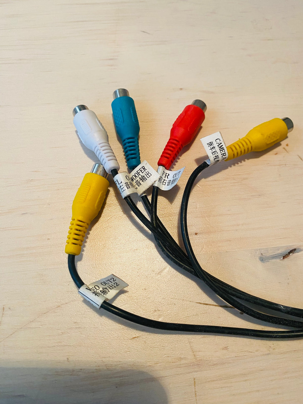 8 PIN konektor pro autorádia - 5 RCA