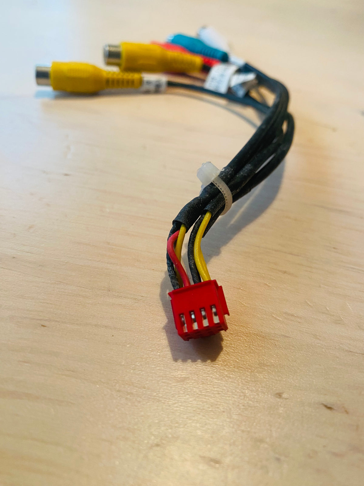 8 PIN konektor pro autorádia - 5 RCA