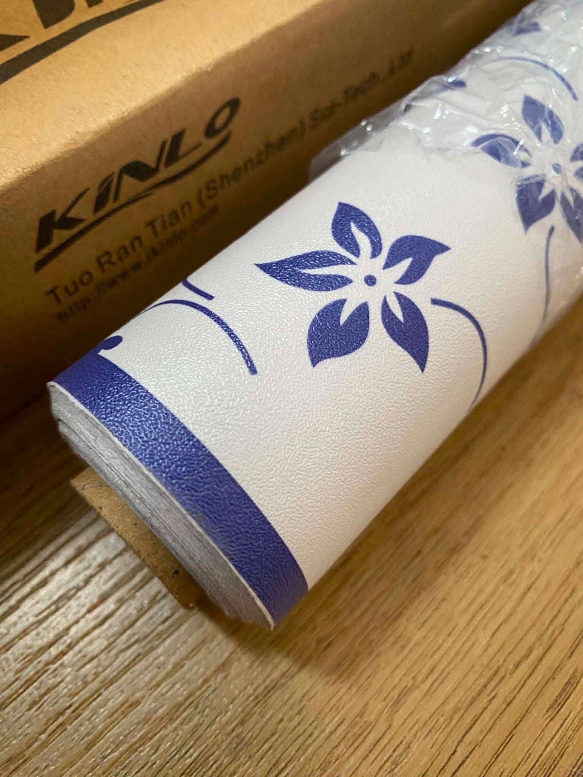 Samolepicí nábytková fólie Kinlo 500 × 61 cm – bílá s modrými květy