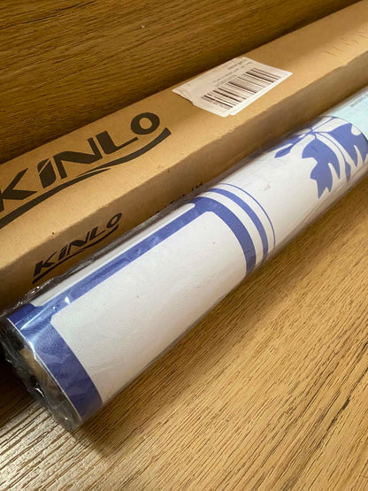 Samolepicí nábytková fólie Kinlo 500 × 61 cm – bílá s modrými květy