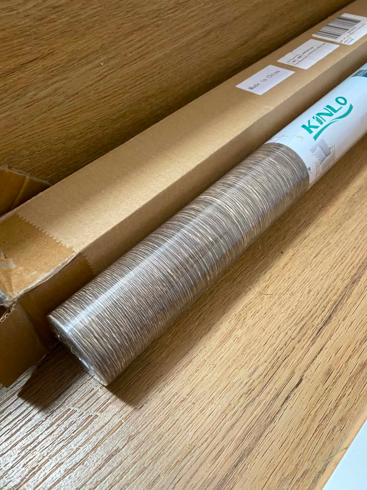 Samolepicí nábytková fólie Kinlo 500 × 61 cm – tm. hnědý vzor