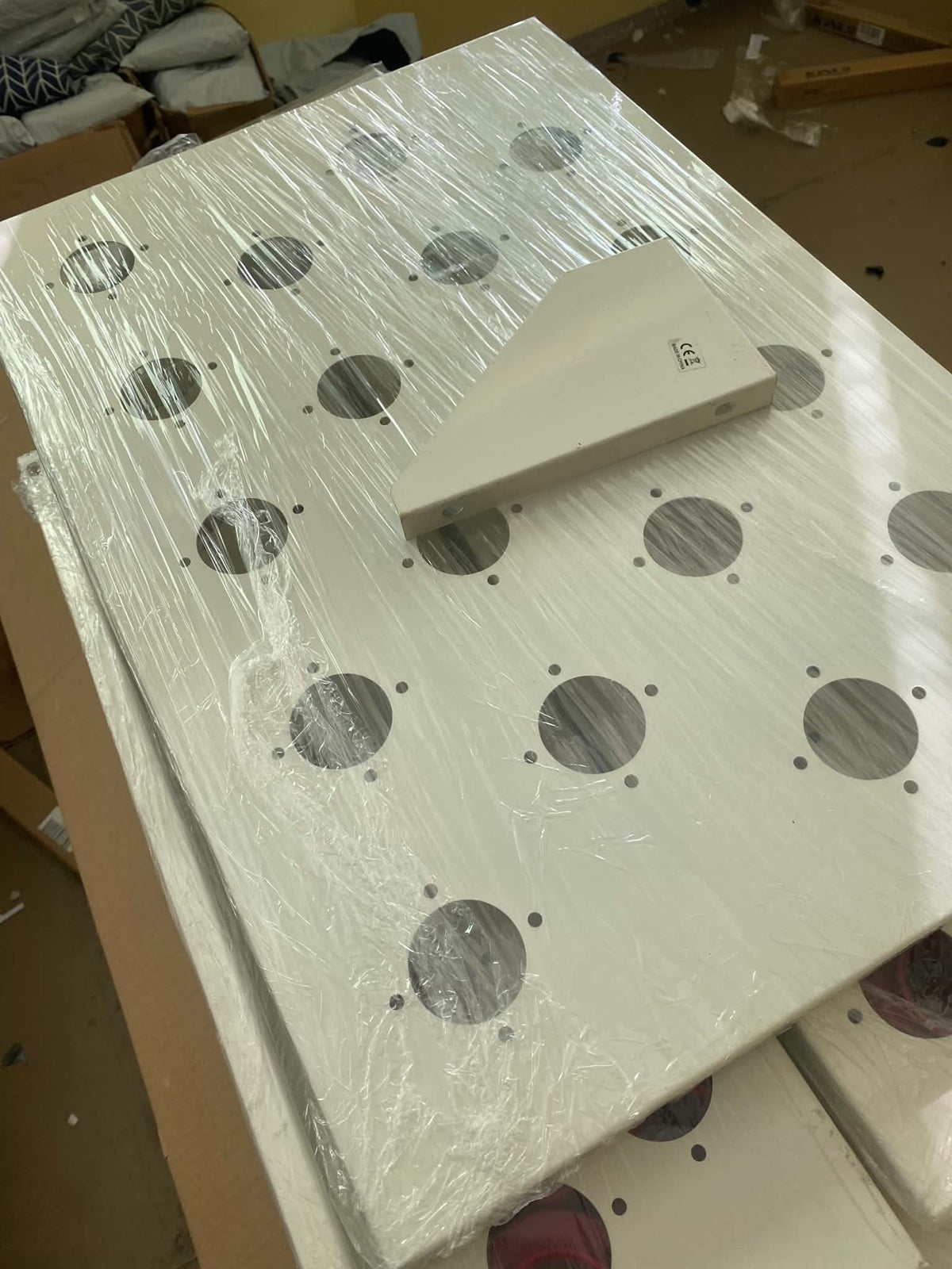 Dílenský pojízdný vozík na nářadí k CNC, 36 držáků, 4 kolečka