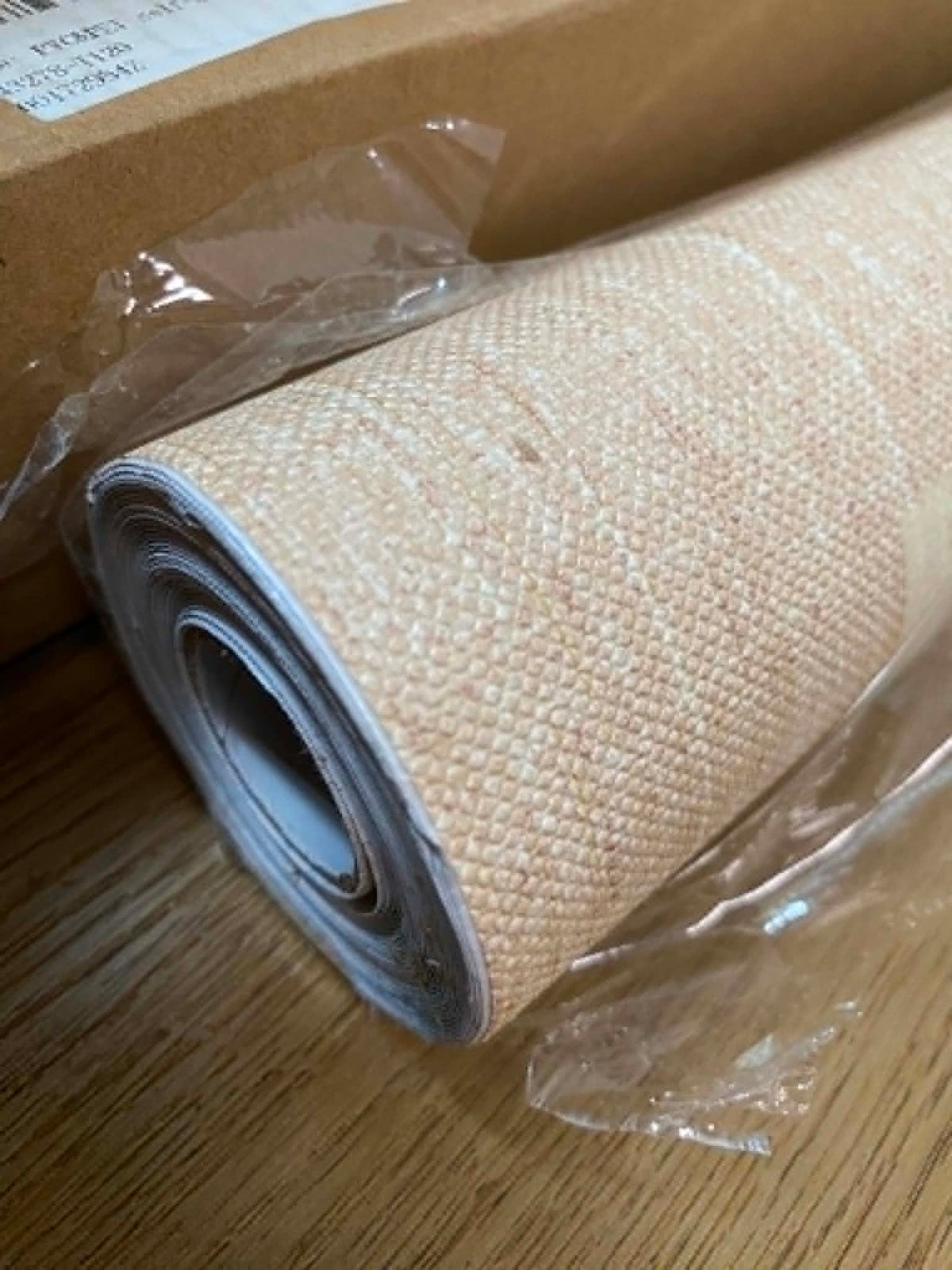Samolepicí nábytková fólie Kinlo 500 × 61 cm – světlá/béžová